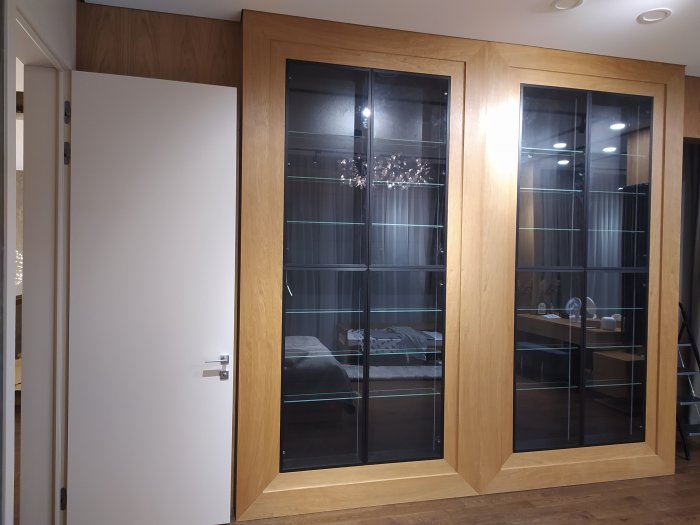 Шкаф в спальню стекло