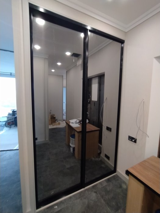 Шкаф в прихожую стекло