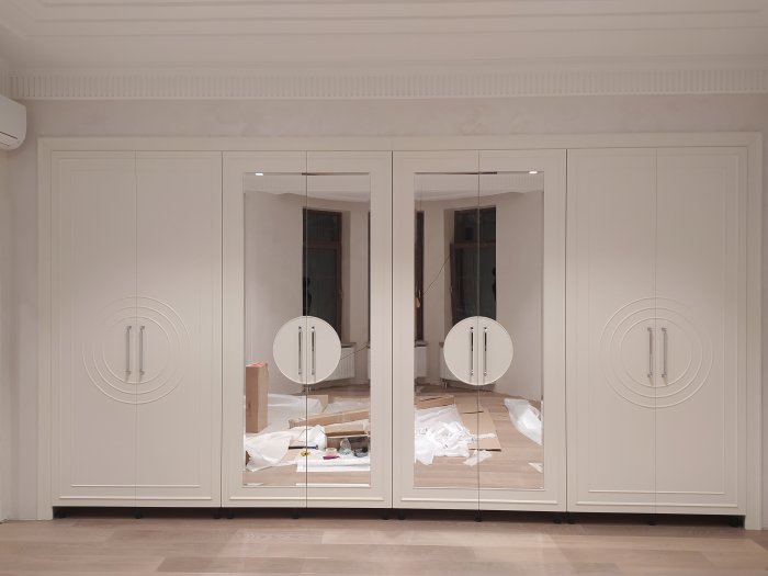 Шкаф молочный с зеркальной вставкой