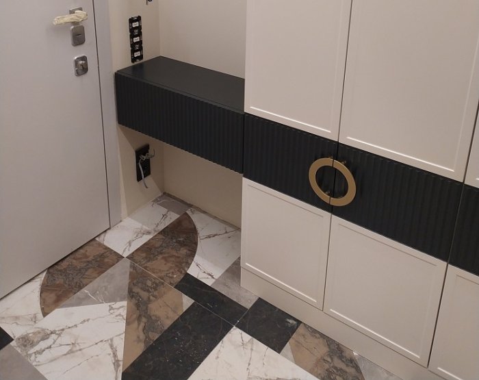 Шкаф в прихожую (рейка с золотыми ручками)