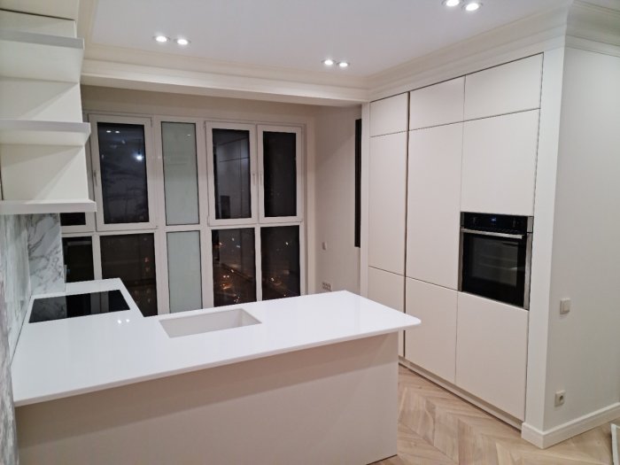 Кухня белая с барной стойкой