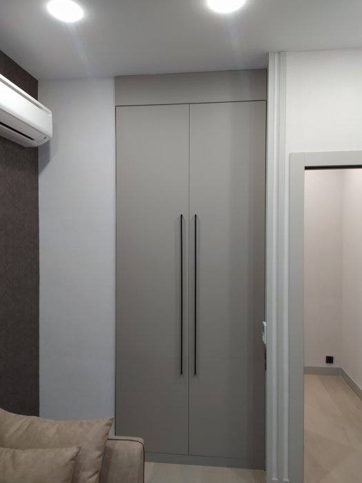 Шкаф серый с ручками