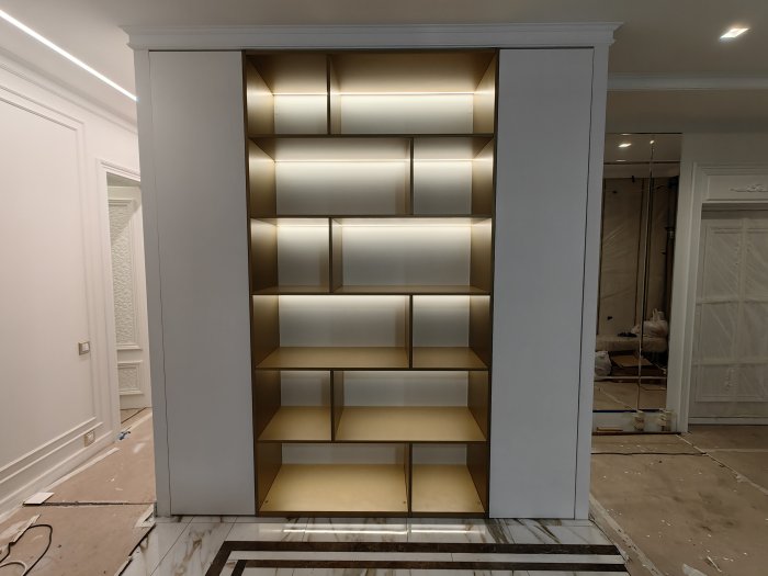 Шкаф с встроенной подсветкой 