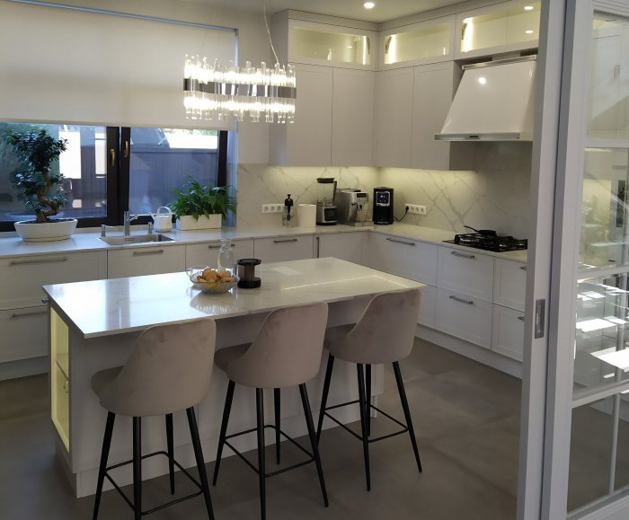 Кухня угловая Эмаль белая с островом