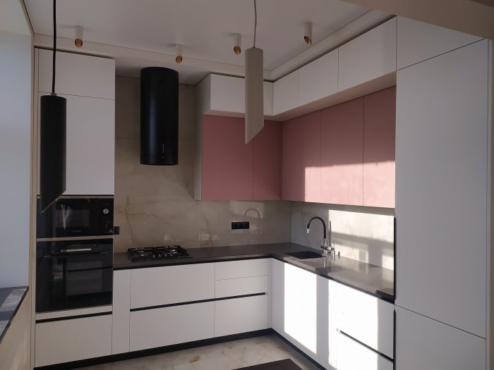 Кухня белая комбо розовый